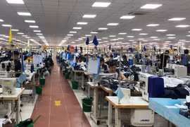 Sản xuất hàng dệt may xuất khẩu. (Ảnh: Vietnam+)