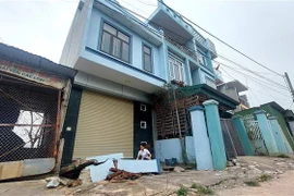 Những ngôi nhà kiên cố cao tầng của các hộ dân tổ 6 khu 3B phường Giếng Đáy bị nghiêng đổ, nứt tách nhiều vị trí. (Ảnh: Thanh Vân/TTXVN)