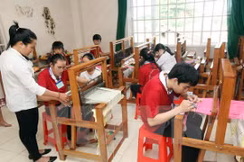 Một lớp dạy nghề cho người khuyết tật. (Ảnh minh họa: Anh Tuấn/TTXVN)