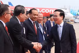 Các quan chức Lào tiễn Chủ tịch nước Võ Văn Thưởng tại Sân bay quốc tế Wattay ở thủ đô Vientiane. (Ảnh: Thống Nhất/TTXVN)