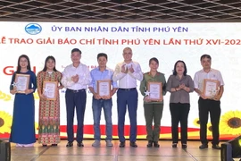 Trao thưởng cho các tác giả đoạt giải A. (Ảnh: Tường Quân/TTXVN)