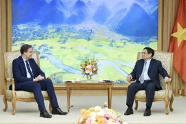 Thủ tướng Phạm Minh Chính tiếp ông Olivier Becht, Bộ trưởng đặc trách Ngoại thương Pháp. (Ảnh: Dương Giang/TTXVN)