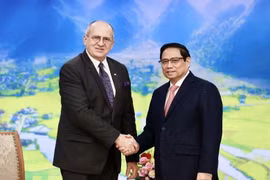 Thủ tướng Phạm Minh Chính tiếp Bộ trưởng Ngoại giao Cộng hòa Ba Lan Zbigniew Rau. (Ảnh: Dương Giang/TTXVN)
