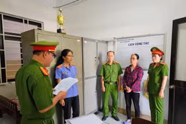 Cảnh sát đọc lệnh bắt tạm giam bị can Bùi Thị Dần. (Nguồn: Báo Bình Thuận)