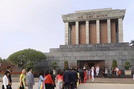 Đoàn kiều bào tiêu biểu dự Chương trình Xuân Quê hương 2023 đến đặt vòng hoa, vào Lăng viếng Chủ tịch Hồ Chí Minh. (Ảnh: Lâm Khánh/TTXVN)