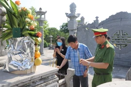 Các đại biểu dâng hương tại Nhà Tưởng niệm Tổng Bí thư Nguyễn Văn Linh, xã Giai Phạm, huyện Yên Mỹ. (Ảnh: Đỗ Huyền/TTXVN)
