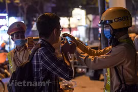 Kiểm tra nồng độ cồn của lái xe. (Nguồn: Vietnam+)
