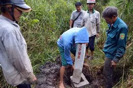 Cắm mốc giải phóng mặt bằng dự án Vành đai 3. (Ảnh: Tiến Lực/TTXVN)