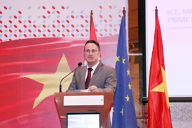 Thủ tướng Đại Công quốc Luxembourg Xavier Bettel phát biểu tại Diễn đàn Doanh nghiệp Việt Nam-Luxembourg. (Ảnh: Xuân Khu/TTXVN)