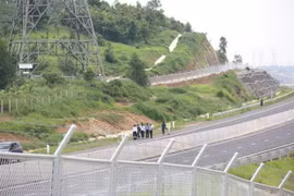 Đoàn khảo sát kiểm tra điểm gây ngập Cao tốc Phan Thiết-Dầu Giây tại lý trình km 25+419, đoạn qua xã Sông Phan, huyện Hàm Tân, Bình Thuận. (Ảnh: Nguyễn Thanh/TTXVN)