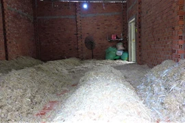 Một trong bốn nhà kho đang chứa lông gia cầm. (Nguồn: Báo Tây Ninh)