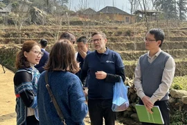 Đại sứ Australia tại Việt Nam Andrew Goledzinowski trò chuyện với thành viên Tổ du lịch cộng đồng do phụ nữ làm chủ thôn Choản Thèn, xã Y Tý, huyện Bát Xát, tỉnh Lào Cai. (Nguồn: Báo Lào Cai)