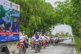 Ra quân tuyên truyền phòng, chống bệnh dại trên các tuyến đường huyện Đức Huệ, tỉnh Long An. (Ảnh: Thanh Bình/TTXVN)