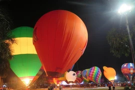 Người dân Kon Tum tham gia lễ hội hoa đăng, khinh khí cầu. (Ảnh: Dư Toán/TTXVN)