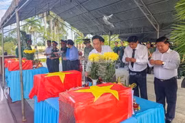 Lễ truy điệu, an táng 4 hài cốt liệt sỹ tại Nghĩa trang Liệt sỹ quận Ô Môn, thành phố Cần Thơ. (Ảnh: TTXVN phát)