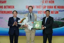 Lãnh đạo các bên trao quà lưu niệm tại Lễ Kỷ niệm. (Ảnh: Ánh Tuyết/TTXVN)