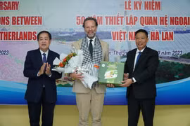 Lãnh đạo các bên trao quà lưu niệm tại Lễ Kỷ niệm. (Ảnh: Ánh Tuyết/TTXVN)
