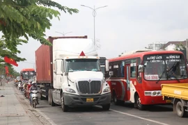 Đến trưa 29/4, tình trạng giao thông trên Quốc lộ 60, khu vực cầu Rạch Miễu vẫn chưa 'hạ nhiệt.' (Ảnh: Chương Đài/Vietnam+)