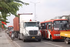 Đến trưa 29/4, tình trạng giao thông trên Quốc lộ 60, khu vực cầu Rạch Miễu vẫn chưa 'hạ nhiệt.' (Ảnh: Chương Đài/Vietnam+)