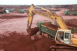 Phương tiện, máy móc hoạt động rầm rộ trên công trường xây dựng Sân bay Long Thành. (Ảnh: Công Phong/TTXVN)