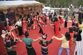 Người dân, du khách cùng trải nghiệm các hoạt động văn hóa tại Lễ hội hoa ban. (Ảnh: Xuân Tư/TTXVN)