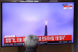 Truyền thông Hàn Quốc đưa tin về vụ phóng tên lửa của Triều Tiên tại Seoul. (Ảnh: AFP/TTXVN)