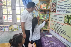 Học sinh điểm trường Ia Jip, trường Tiểu học Trần Quốc Tuấn, xã Chư Drăng, huyện Krông Pa, tỉnh Gia Lai chọn sách, truyện tại Tủ sách Đinh Hữu Dư. (Ảnh: Hồng Điệp/TTXVN)
