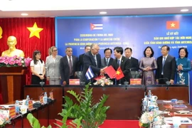 Quang cảnh Lễ ký kết Bản Ghi nhớ về việc thiết lập quan hệ hợp tác và kết nghĩa giữa Ủy ban Nhân dân tỉnh Bình Dương và chính quyền tỉnh Artemisa hôm 24/8. (Ảnh: Huyền Trang/TTXVN)