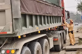 Cảnh sát giao thông Công an thành phố Hà Nội kiểm tra nhằm phát hiện phương tiện chở quá tải, cơi nới thành thùng xe. (Ảnh: TTXVN phát)