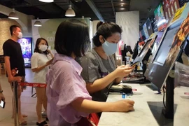 Mua vé tại rạp chiếu phim. (Nguồn: Vietnam+)
