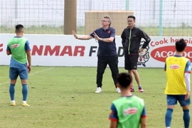 Huấn luyện viên Troussier chỉ đạo các học trò trong một buổi tập. (Ảnh: TTXVN)