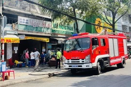 Hiện trường căn nhà bị cháy khiến hàng chục khách dự đám giỗ hoảng loạn tháo chạy. (Ảnh: Lê Xuân/TTXVN) 