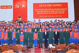 Thượng tướng Nguyễn Tân Cương với các vận động viên tham gia Đại hội thể thao toàn quốc được nhận Bằng khen của Bộ trưởng Bộ Quốc phòng. (Ảnh: Trọng Đức/TTXVN)