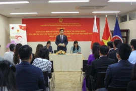 Tọa đàm giữa các cơ quan đại diện ngoại giao Việt Nam tại Nhật Bản với đại diện các hội đoàn người Việt. (Ảnh: Phạm Tuân/TTXVN)