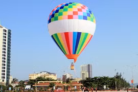 Tại Flyup Việt Nam-Cửa Lò 2023, du khách sẽ được trải nghiệm ngồi trên khinh khí cầu bay lên cao để ngắm toàn cảnh Cửa Lò và vùng xung quanh. (Ảnh: Tá Chuyên/TTXVN)