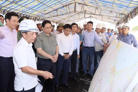 Thủ tướng Phạm Minh Chính xem sơ đồ dự án tuyến đường bộ cao tốc Phan Thiết-Vĩnh Hảo. (Ảnh: Dương Giang/TTXVN)