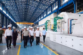 Thủ tướng Phạm Minh Chính đến kiểm tra tình hình sản xuất và cung ứng điện tại Công ty Nhiệt điện Mông Dương. (Ảnh: Dương Giang/TTXVN)