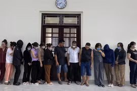Các đối tượng liên quan đến hoạt động đánh bạc. (Nguồn: Công an tỉnh Quảng Bình)