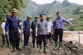 Bí thư Tỉnh ủy Yên Bái Đỗ Đức Duy kiểm tra sau khi thông tuyến quốc lộ 32. (Ảnh: Tuấn Anh/TTXVN)