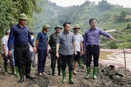 Bí thư Tỉnh ủy Yên Bái Đỗ Đức Duy kiểm tra sau khi thông tuyến quốc lộ 32. (Ảnh: Tuấn Anh/TTXVN)