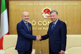 Bộ trưởng Công an Tô Lâm tiếp Đại sứ Cộng hòa Italy Antonio Alessandro. (Ảnh: Phạm Kiên/TTXVN)