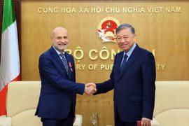 Bộ trưởng Công an Tô Lâm tiếp Đại sứ Cộng hòa Italy Antonio Alessandro. (Ảnh: Phạm Kiên/TTXVN)