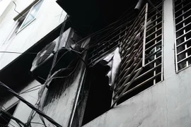 Hiện trường vụ cháy chung cư mini trong phố Khương Hạ, Thanh Xuân, Hà Nội. (Ảnh: Dương Giang/TTXVN)