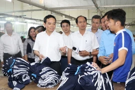 Phó Thủ tướng Trần Lưu Quang thăm hỏi học viên tại cơ sở cai nghiện. (Ảnh: Duy Khương/TTXVN)