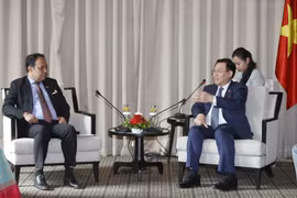 Chủ tịch Quốc hội Vương Đình Huệ tiếp Phó Chủ tịch Liên đoàn các Phòng Thương mại và Công nghiệp Bangladesh, ông Joshoda Jibon Deb Nath. (Ảnh: Doãn Tấn/TTXVN)