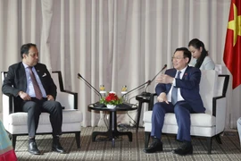 Chủ tịch Quốc hội Vương Đình Huệ tiếp Phó Chủ tịch Liên đoàn các Phòng Thương mại và Công nghiệp Bangladesh, ông Joshoda Jibon Deb Nath. (Ảnh: Doãn Tấn/TTXVN)