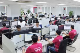 Các nhân viên của Ví điện tử MoMo làm việc tại văn phòng. (Ảnh: TTXVN phát)