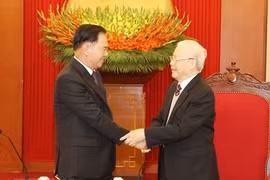 Tổng Bí thư Nguyễn Phú Trọng tiếp Chánh Văn phòng Trung ương Đảng Nhân dân Cách mạng Lào Thongsalith Mangnomek. (Ảnh: Trí Dũng/TTXVN)
