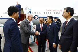 Lễ đón Toàn quyền Australia David Hurley tại Sân bay quốc tế Nội Bài. (Ảnh: An Đăng/TTXVN)