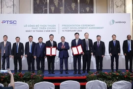 Thủ tướng Phạm Minh Chính và ông Tow Heng Tan, Phó Chủ tịch Hội đồng Quản trị Tập đoàn Sembcorp chứng kiến trao Thoả thuận hợp tác phát triển chung giữa Tổng Công ty Cổ phần dịch vụ kỹ thuật Dầu khí Việt Nam và Công ty Sembcorp Utilities. (Ảnh: Dương Gian
